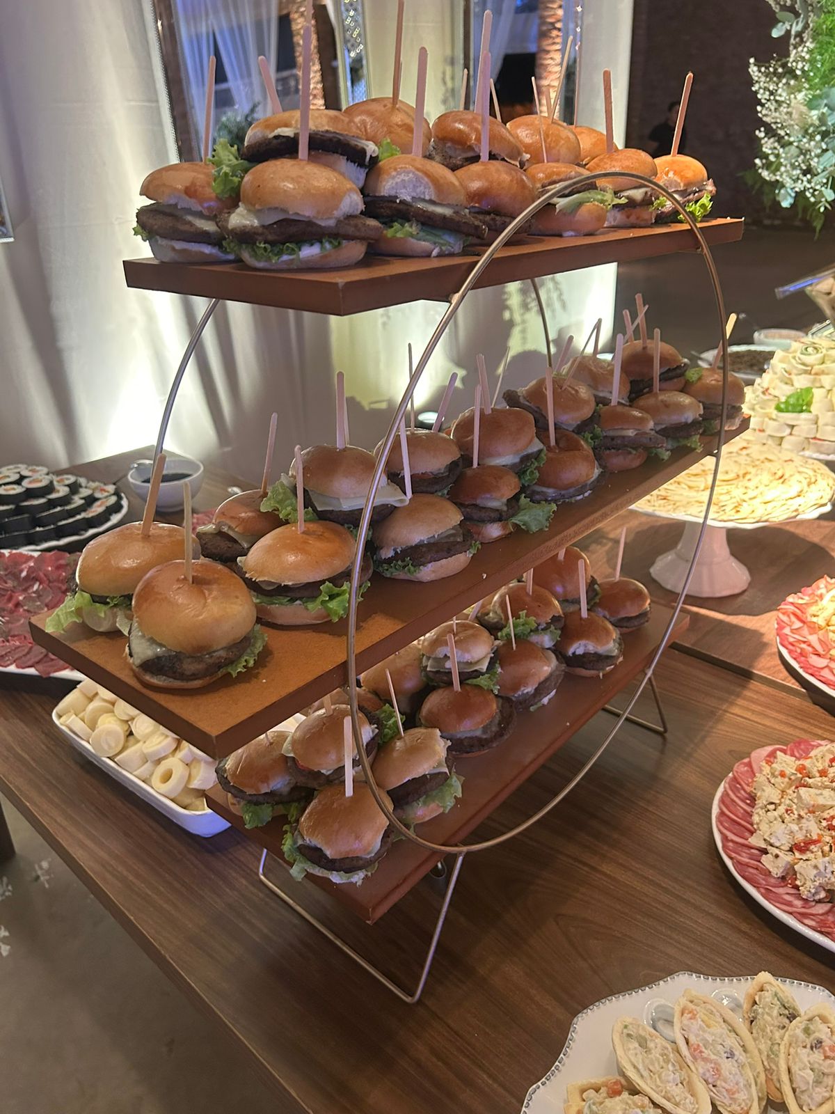 Taças e mesa posta em evento premium